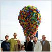Oben : photo Bob Peterson, Charles Aznavour, Pete Docter, Tom Trouffier