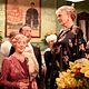 Lady Henderson präsentiert