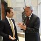 24 : photo Bob Gunton, Chris Diamantopoulos