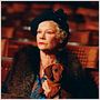Lady Henderson präsentiert