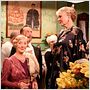 Lady Henderson präsentiert