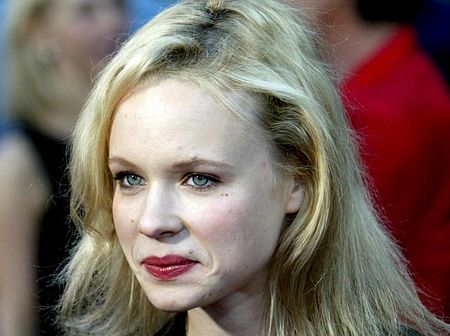 Cavegirl%3a+Mit+Thora+Birch+in+die+Steinzeit+