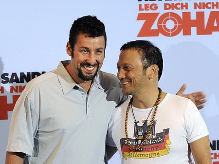 Leg+dich+nicht+mit+Zohan+an%3a+Adam+Sandler+grillt+in+Berlin