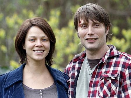 Jessica+Schwarz+und+Mads+Mikkelsen%3a+Drehen+in+Hamburg+%22Die+T%c3%bcr%22