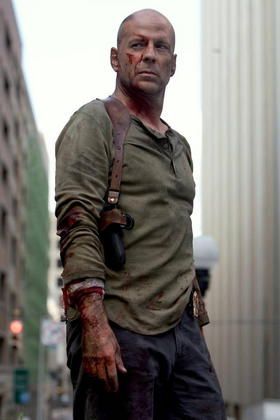 Pinkville%3a+Bruce+Willis+steigt+wegen+Autorenstreik+aus+dem+neuen+Film+von+Oliver+Stone+aus